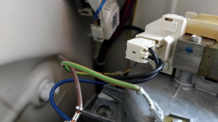 During uncoupling you should disconnect the electrical cable and